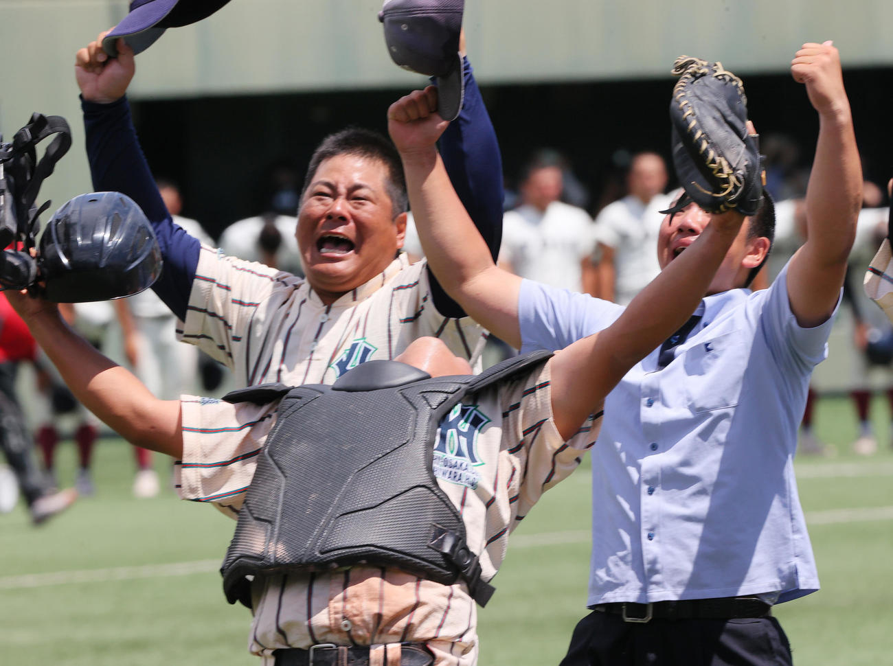 東大阪大柏原対大阪桐蔭　大阪桐蔭に勝利し喜ぶ東大阪大柏原の土井監督（左）（撮影・上山淳一）