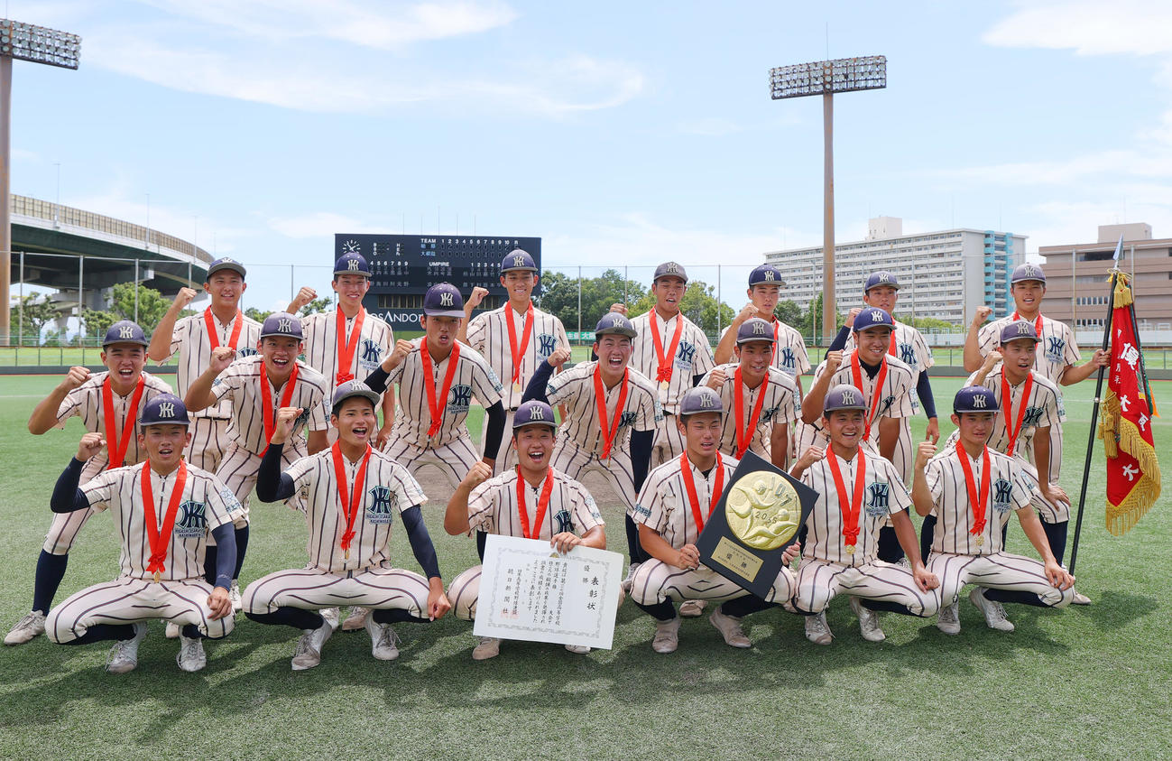東大阪大柏原対大阪桐蔭　優勝を決めた東大阪大柏原ナインは笑顔で記念写真に納まる（撮影・上山淳一）
