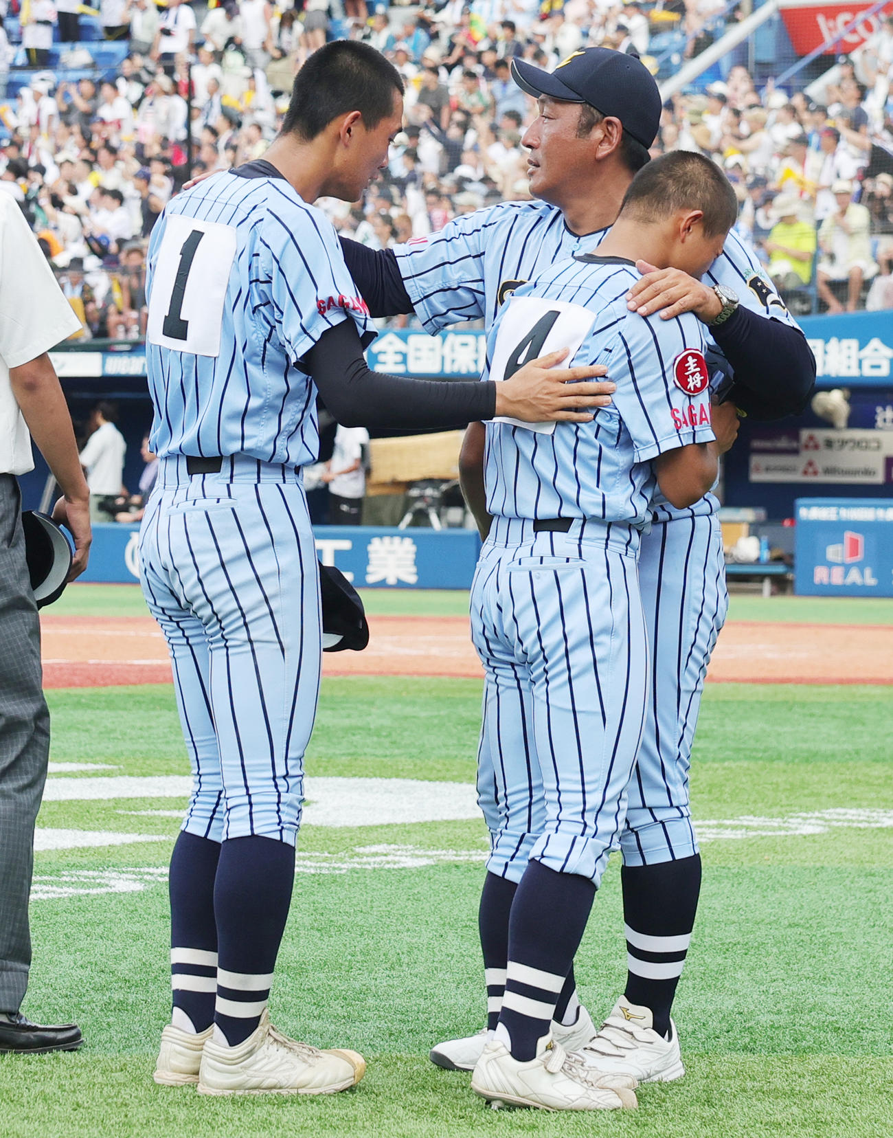 横浜対東海大相模　優勝を逃しがっくりする手前左から福田、柴田主将をねぎらう東海大相模・原監督原監督（撮影・野上伸悟）