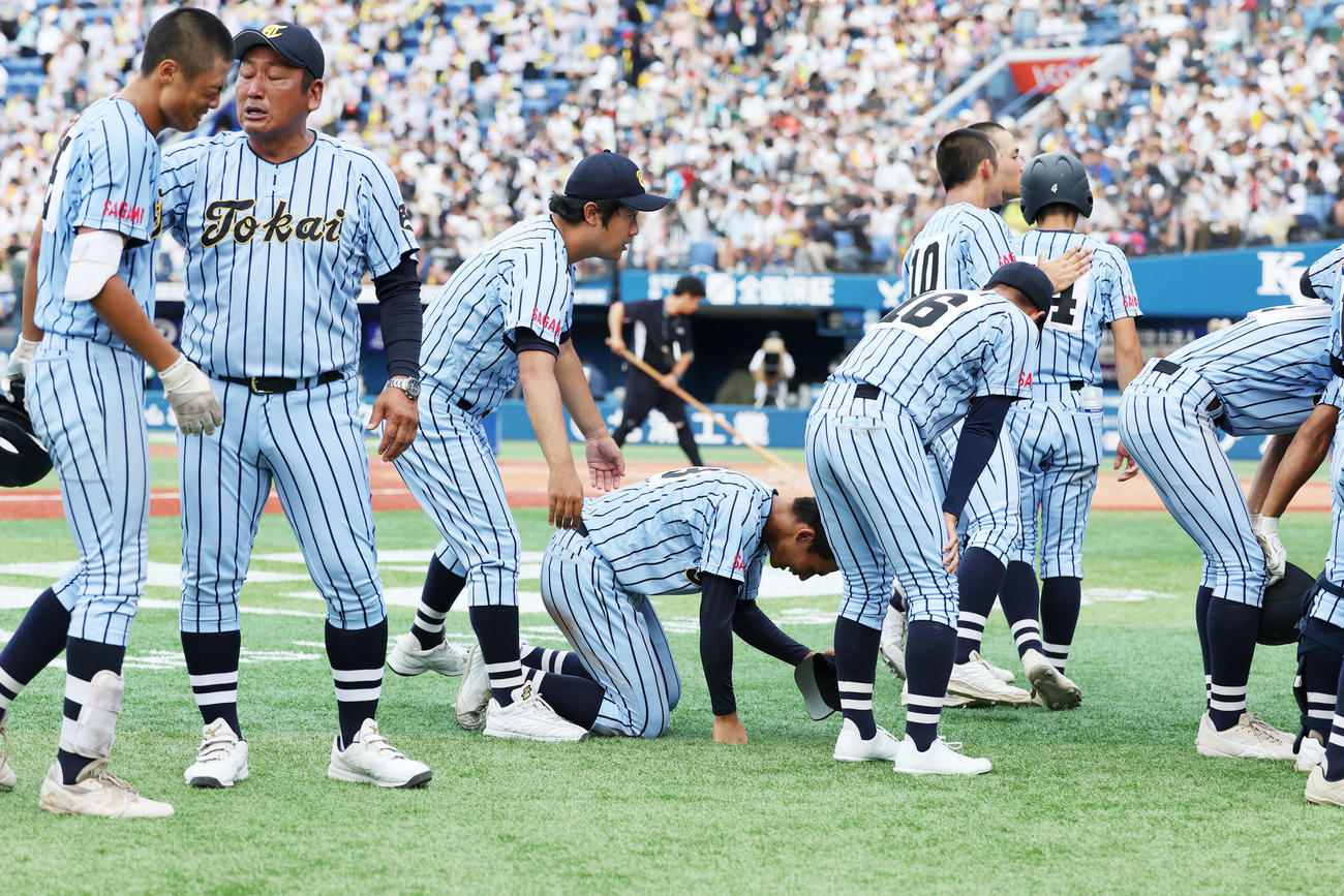 横浜対東海大相模　優勝を逃しがっくりする東海大相模の選手たち。左から2人目は原監督（撮影・野上伸悟）
