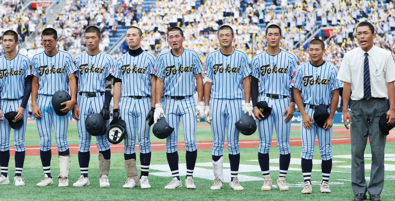 横浜対東海大相模　優勝を逃し応援席にあいさつする東海大相模の選手たち（撮影・野上伸悟）