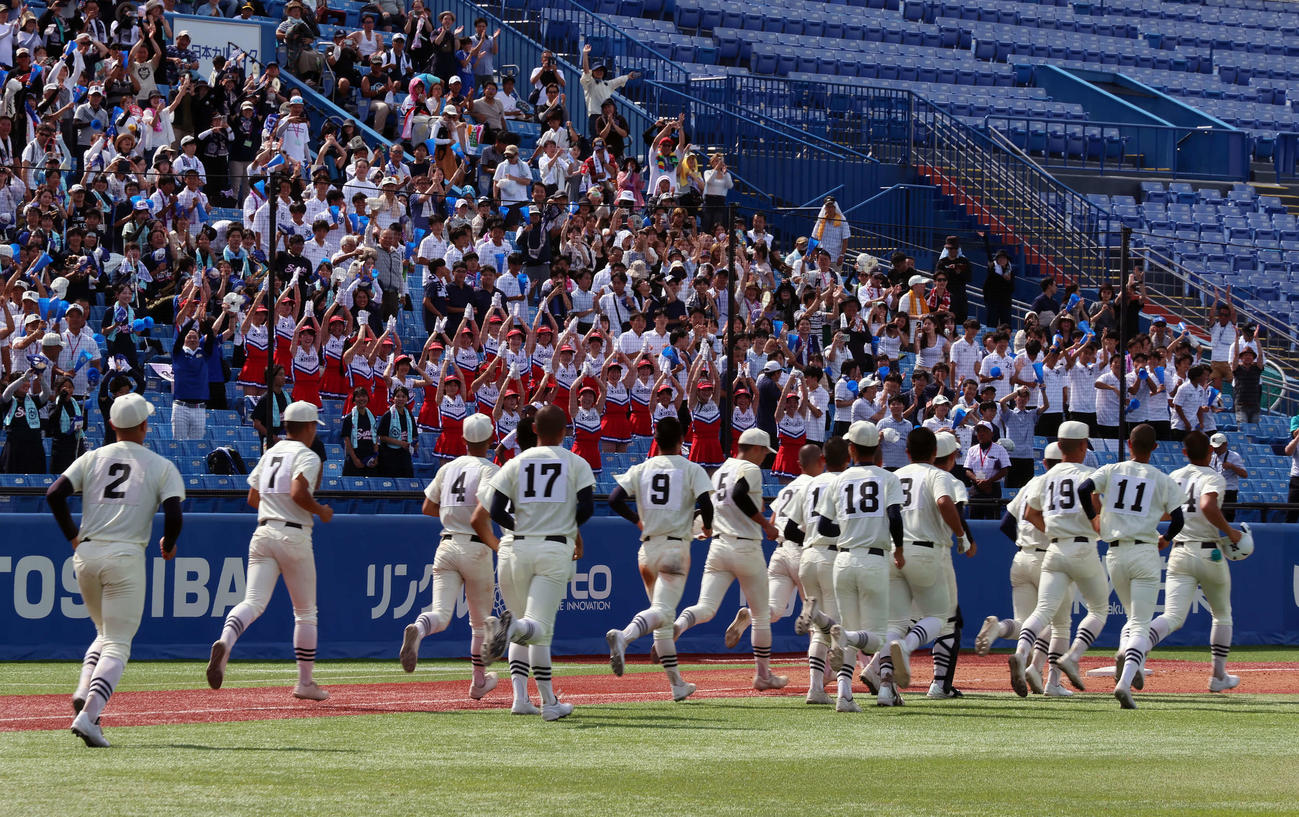 八王子対日大三　試合に勝利し応援席にあいさつに向かった日大三ナイン（撮影・山本朝陽）
