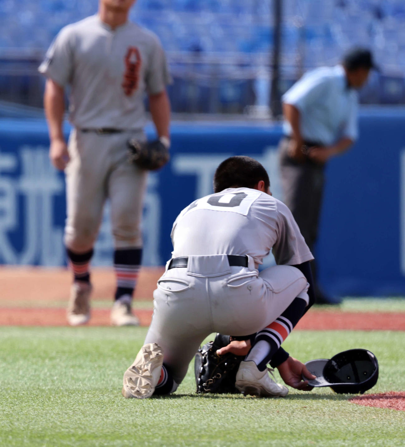 八王子対日大三　9回日大三無死一塁、島田はサヨナラ本塁打を打たれしゃがみ込む（撮影・山本朝陽）