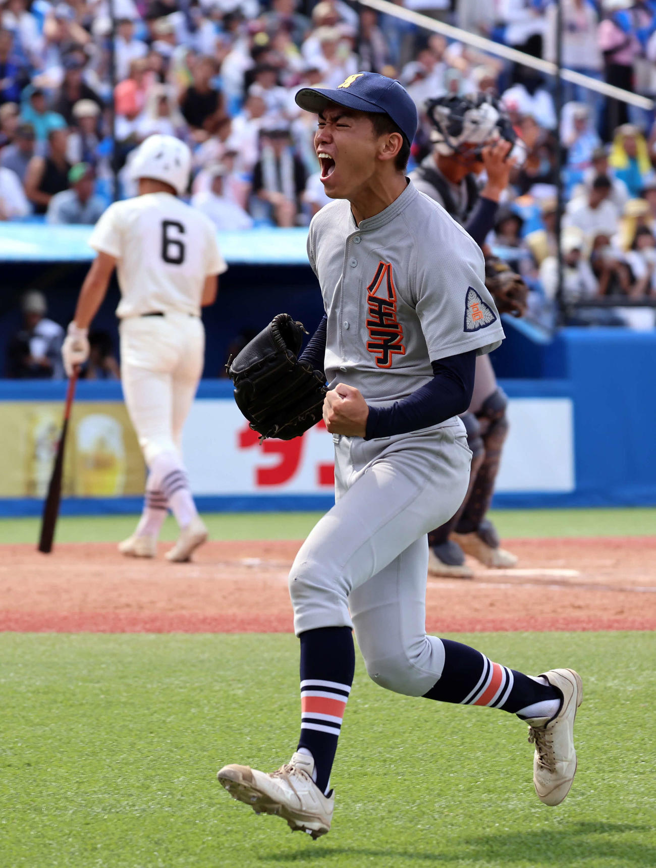 八王子対日大三　8回裏日大三2死満塁、2番手で登板した島田はピンチを抑え、雄たけびを上げベンチに戻る（撮影・山本朝陽）