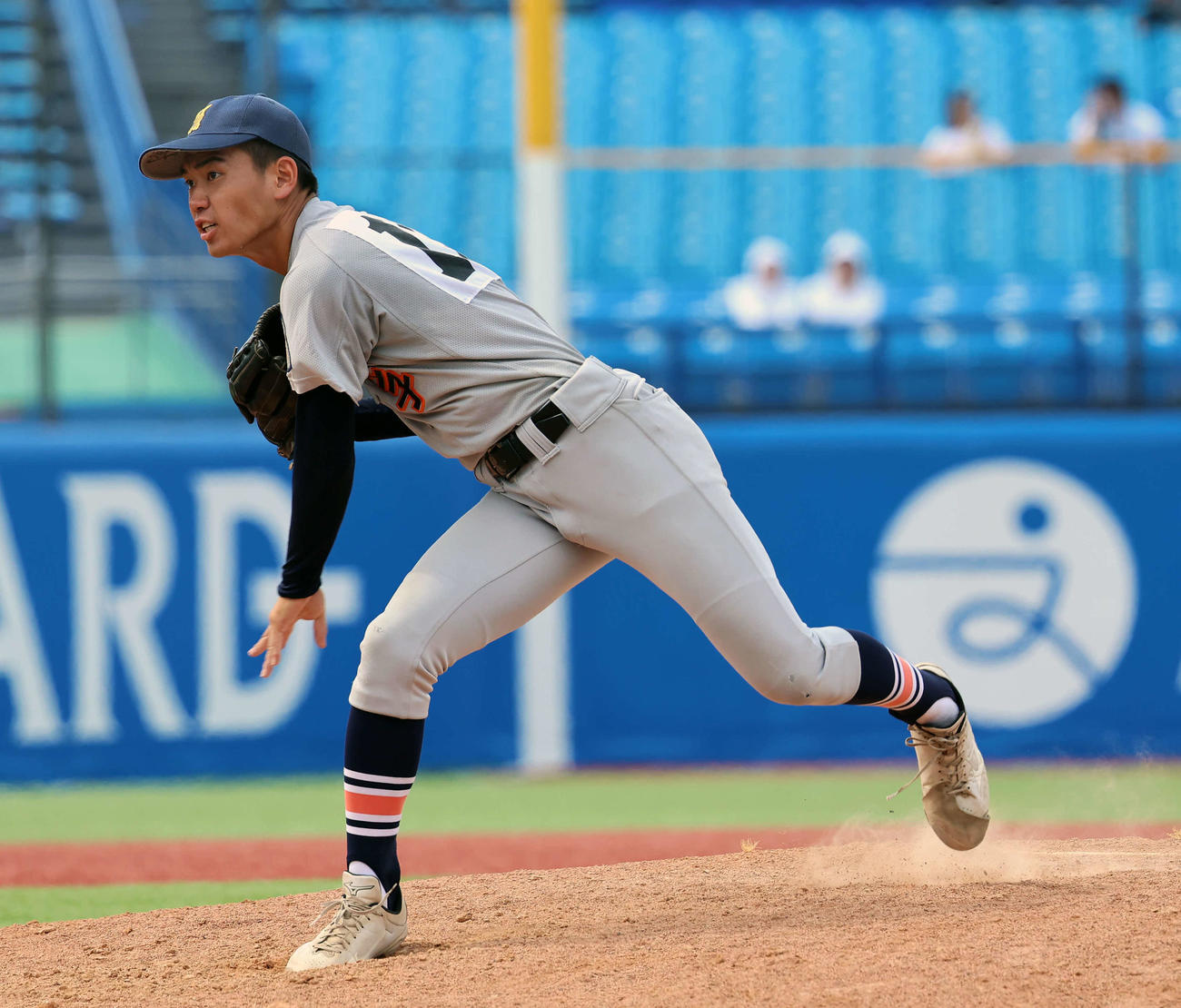 八王子対日大三　8回裏日大三2死満塁、2番手で登板した島田（撮影・山本朝陽）