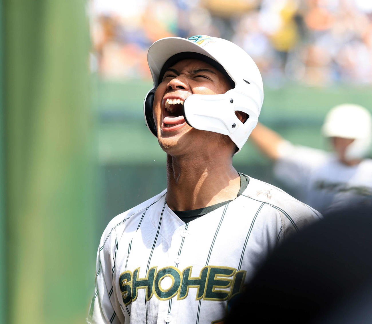 叡明対昌平　5回裏昌平2死、桜井は中越え勝ち越しソロ本塁打を放ち、雄たけびを上げる（撮影・浅見桂子）