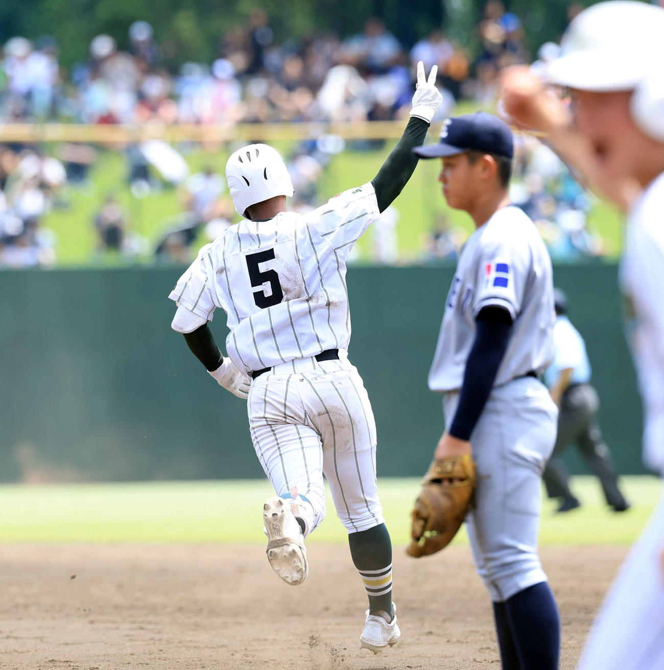 叡明対昌平　5回裏昌平2死、桜井は中越え勝ち越しソロ本塁打を放ちガッツポーズ（撮影・浅見桂子）