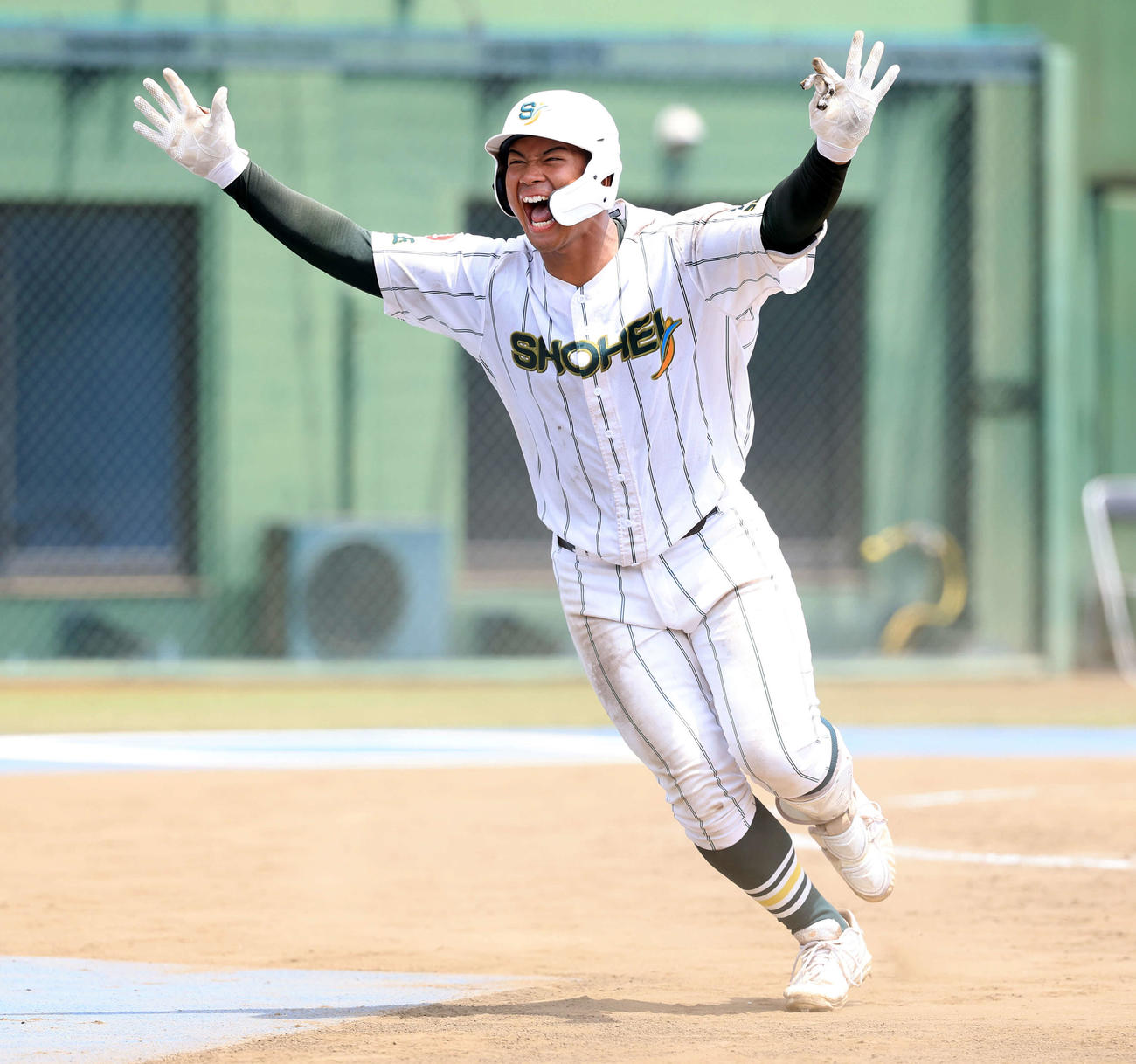 叡明対昌平　5回裏昌平2死、桜井は中越え勝ち越しソロ本塁打を放ち、雄たけびを上げてバンザイ（撮影・浅見桂子）