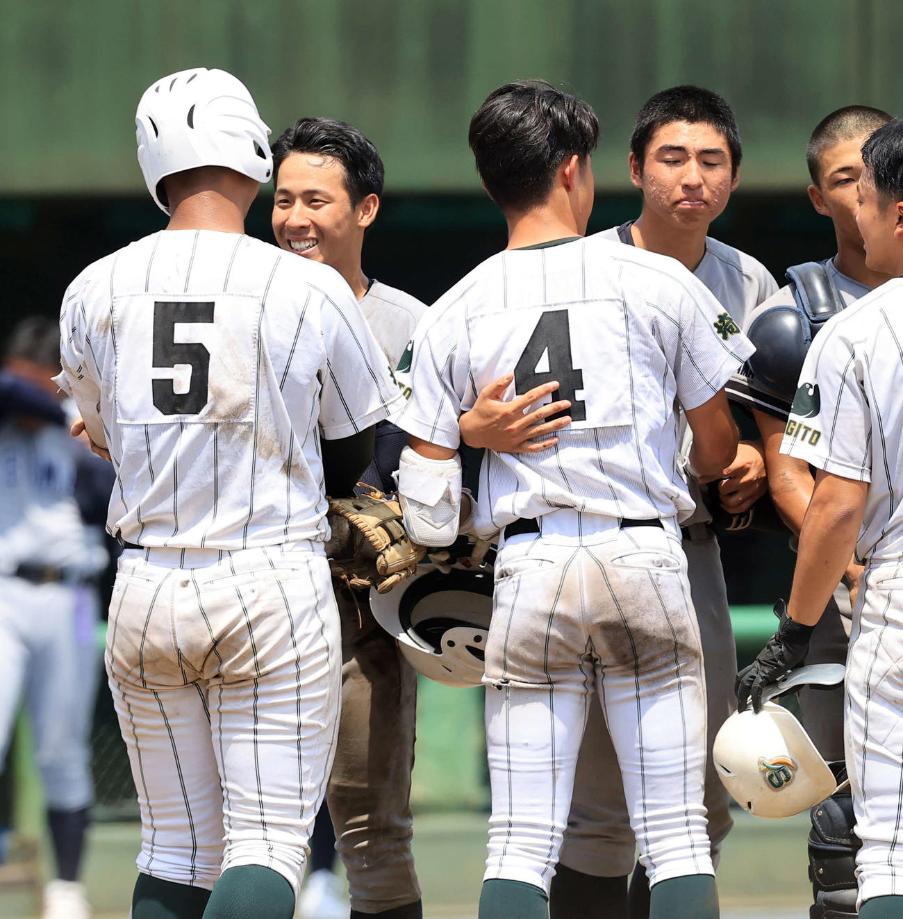 叡明対昌平　初優勝を決めた叡明・増渕（右奥）は昌平・桜井（手前左）らとあいさつする（撮影・浅見桂子）