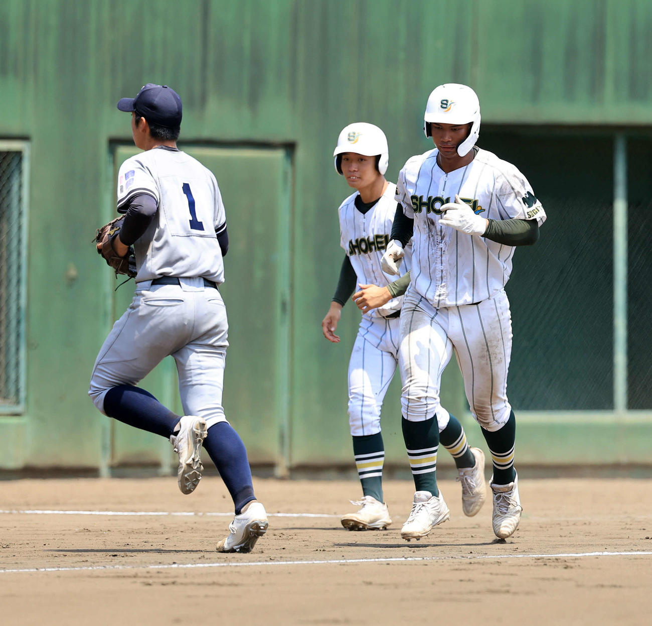 叡明対昌平　8回裏昌平2死二塁、斎藤塁が二塁ゴロに倒れ、二塁走者の桜井（右）はうつむいて引き揚げる。左は増渕（撮影・浅見桂子）