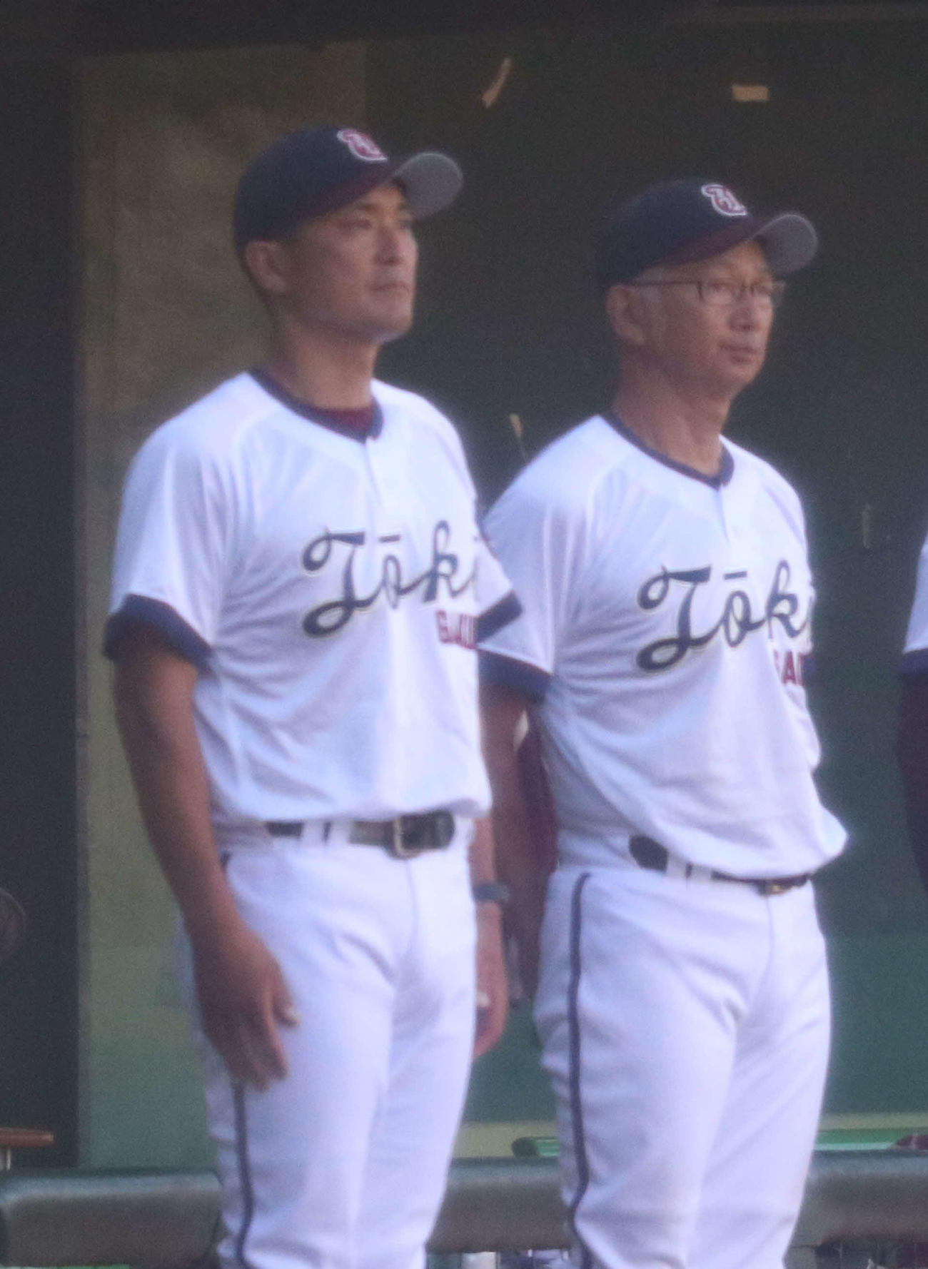 桐光学園の監督に就任する天野喜英氏（左）と野呂雅之前監督（2025年7月撮影）