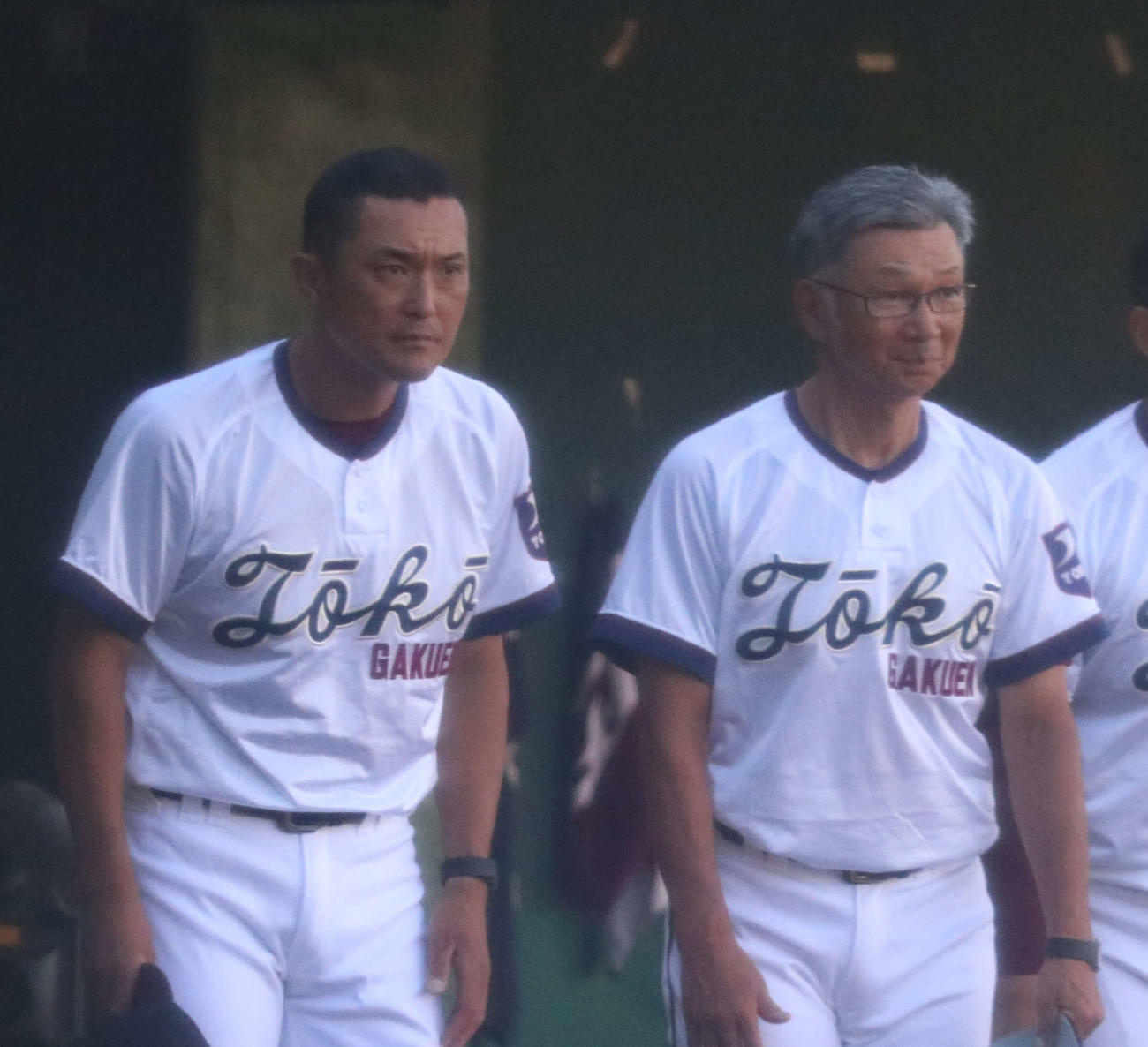 桐光学園の監督に就任する天野喜英氏（左）と野呂雅之前監督（2025年7月撮影）