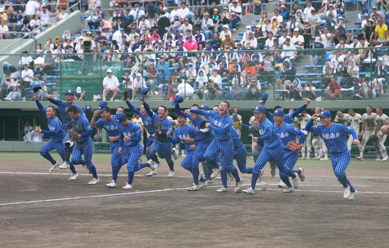 青藍泰斗対作新学院　優勝を決め歓喜する青藍泰斗（撮影・足立雅史）