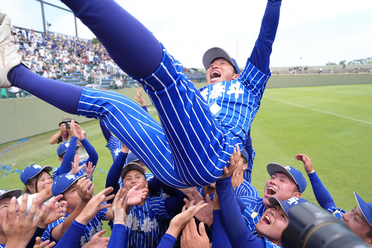 青藍泰斗対作新学院　優勝し、胴上げされる青藍泰斗の青山監督（撮影・足立雅史）