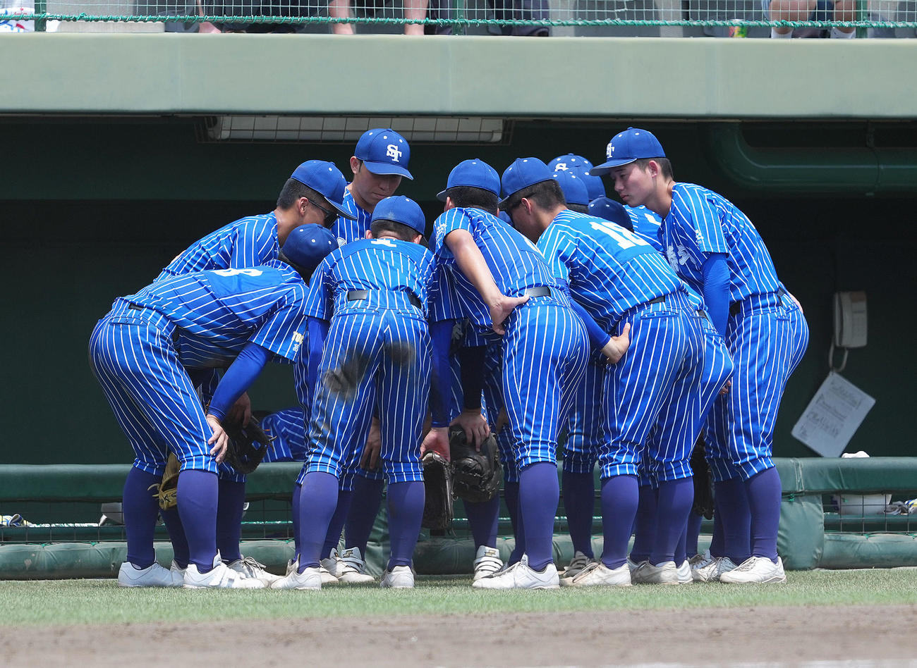 青藍泰斗対作新学院　タイブレークの10回を前に円陣を組む青藍泰斗（撮影・足立雅史）