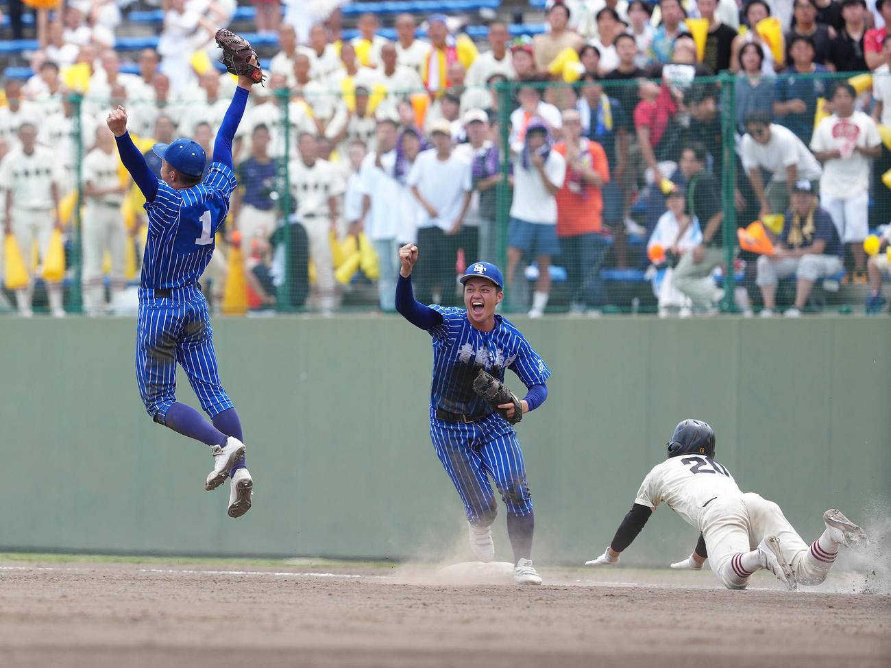 青藍泰斗対作新学院　タイブレークの10回裏作新学院2死二、三塁、代打黒鵜（右）一ゴロに仕留め優勝を決めジャンプして喜ぶ永井（左）（撮影・足立雅史）