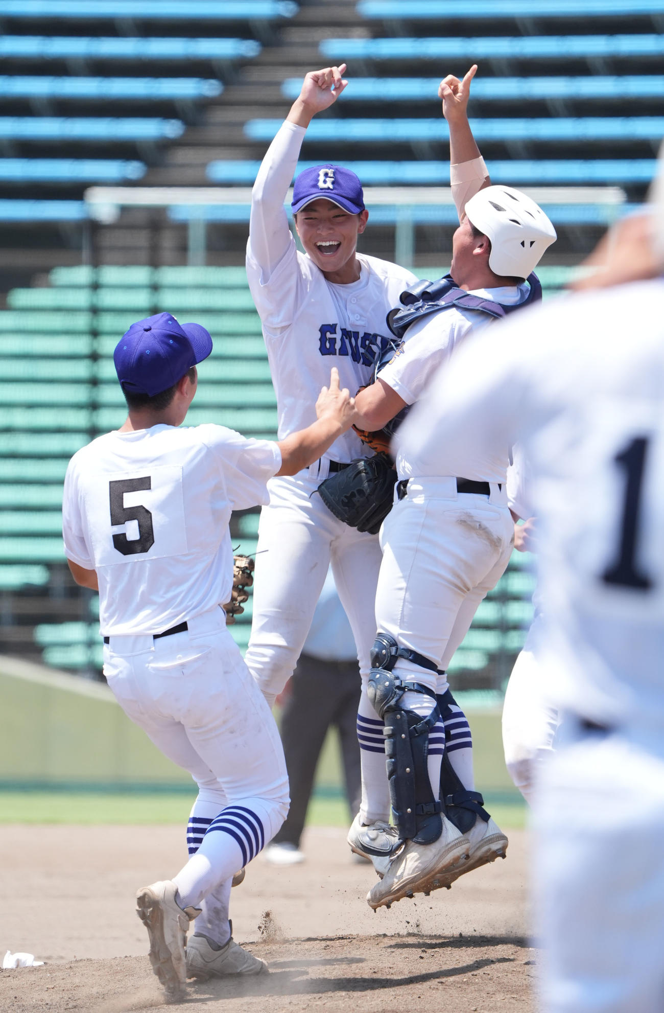 県岐阜商対帝京大可児　試合終了、県岐阜商・柴田（左から2人目）は帝京大可児を破りナインと喜ぶ（撮影・森本幸一）