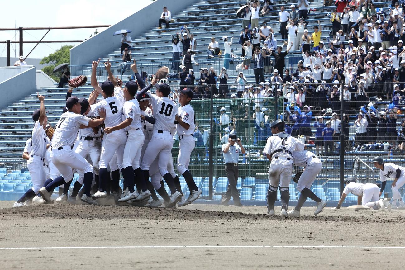 高校野球静岡大会　決勝　聖隷クリストファー対静岡　初優勝を決め歓喜する聖隷クリストファーの選手たち（撮影・宮地輝）