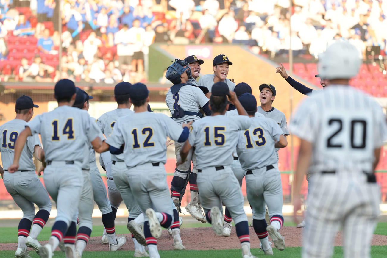 仙台育英対東北学院榴ケ岡　甲子園出場を決めて喜ぶ仙台育英・ナイン（撮影・井上学）