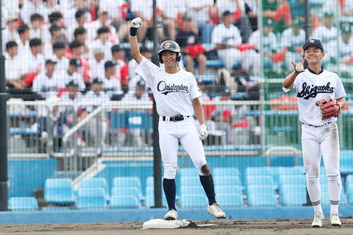 聖隷クリストファー対静岡　1回表聖隷クリストファー2死一、二塁、2点適時三塁打を放ちガッツポーズする谷口（撮影・宮地輝）
