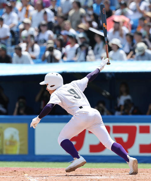 岩倉対関東第一　3回裏関東第一2死二、三塁、右前2点適時打を放つ入山（撮影・野上伸悟）