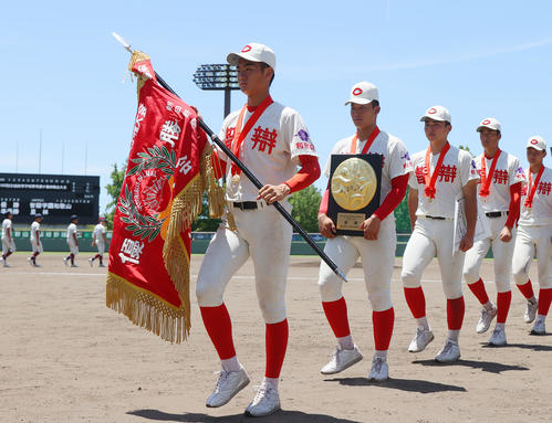 智弁和歌山対星林　優勝し場内を一周する智弁和歌山ナイン（撮影・上山淳一）