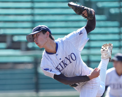 県岐阜商対帝京大可児　1回表、登板する帝京大可児先発の富田（撮影・森本幸一）