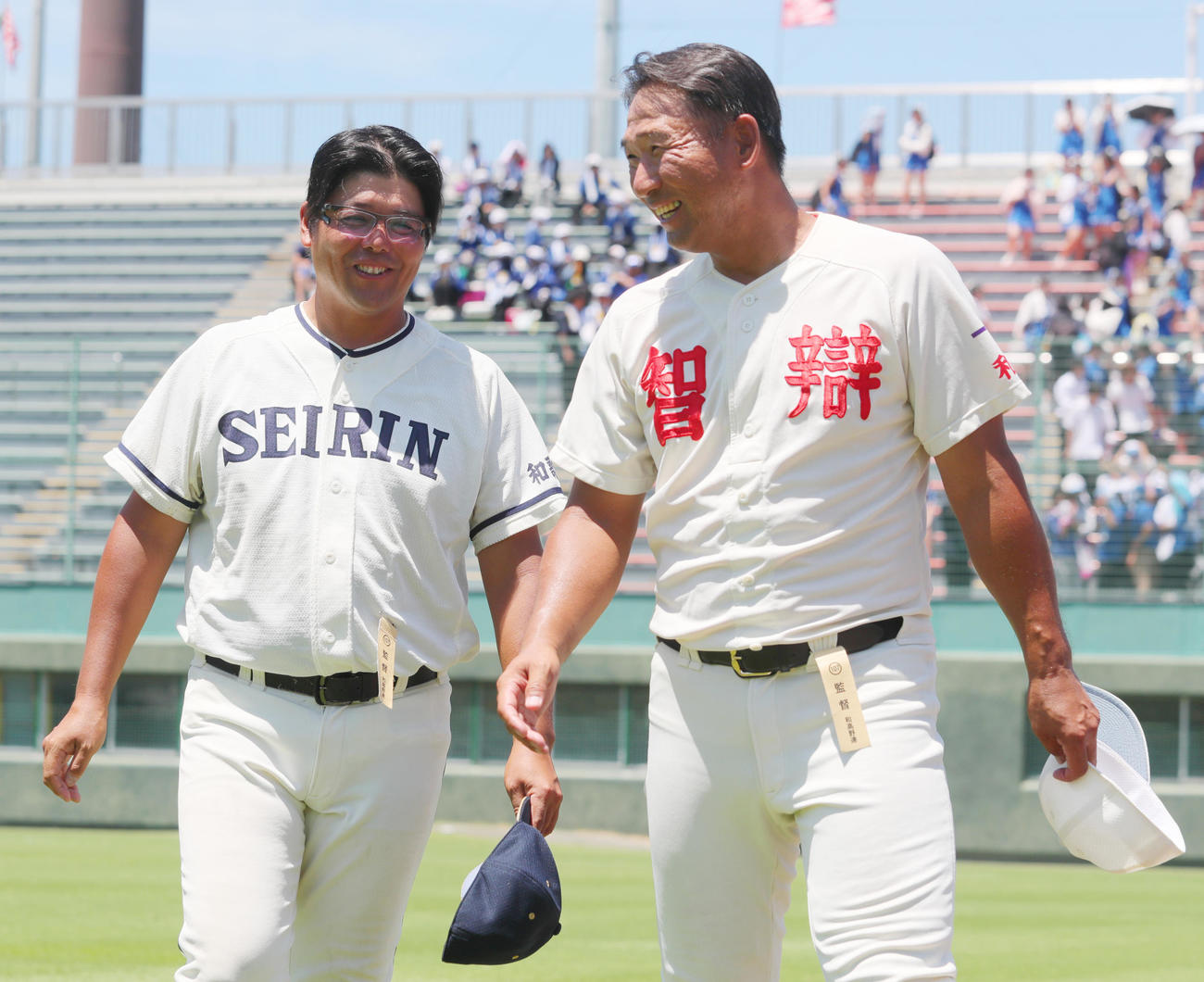 智弁和歌山対星林　試合後、笑顔で言葉をかわす星林の辻監督（左）と智弁和歌山の中谷監督（撮影・上山淳一）