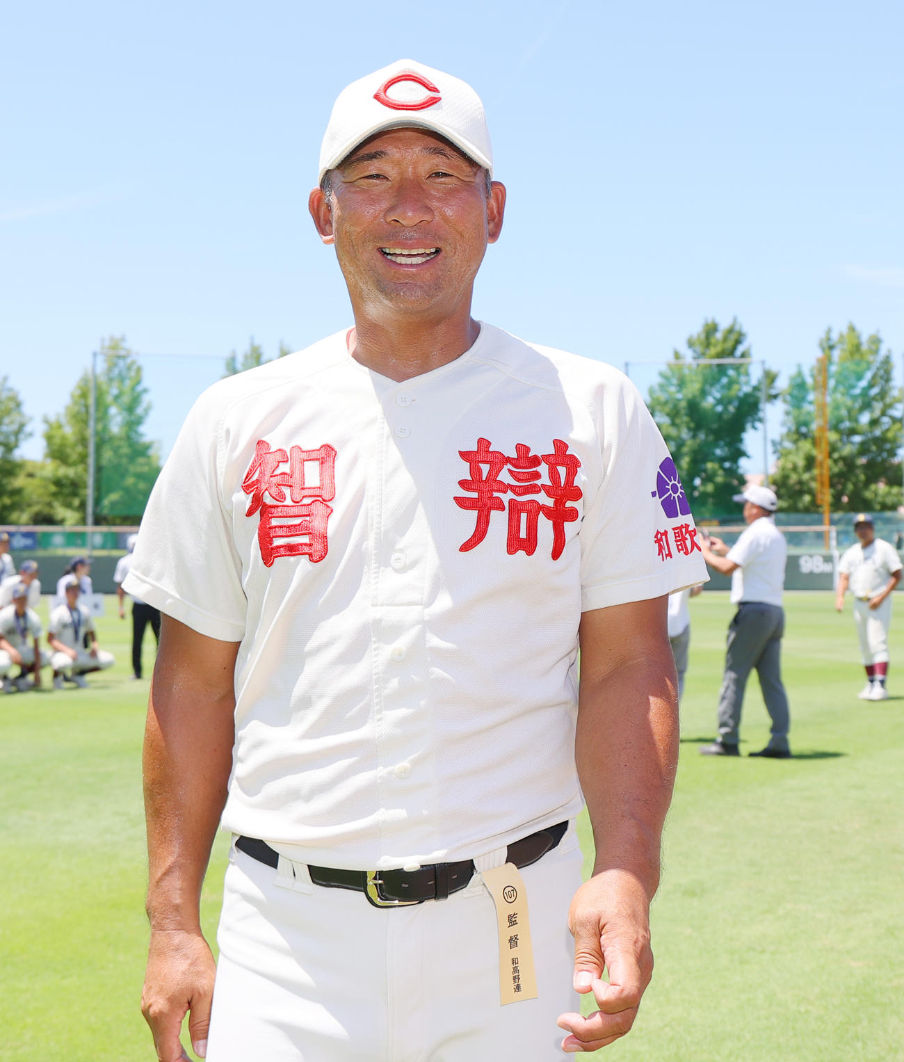 智弁和歌山対星林　優勝を決めた智弁和歌山の中谷監督は笑顔撮影に応じる（撮影・上山淳一）