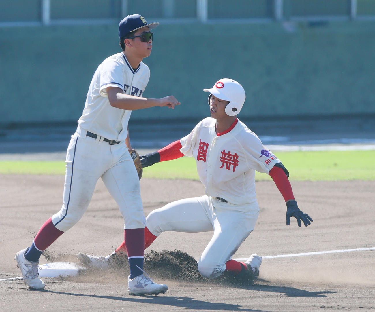 智弁和歌山対星林　1回表智弁和歌山2死、山下は右三塁打を放ち三塁に向かう（右）（撮影・上山淳一）