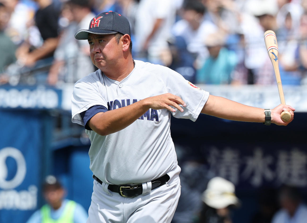 ノックする横浜・村田監督（2025年7月27日撮影）