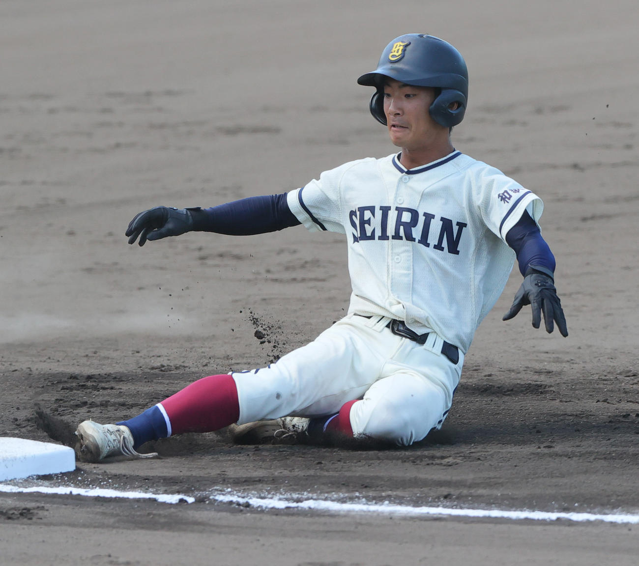 智弁和歌山対星林　6回裏星林2死一塁、一走浜口は二盗を決め、送球が乱れる間に三塁へ向かう（撮影・上山淳一）