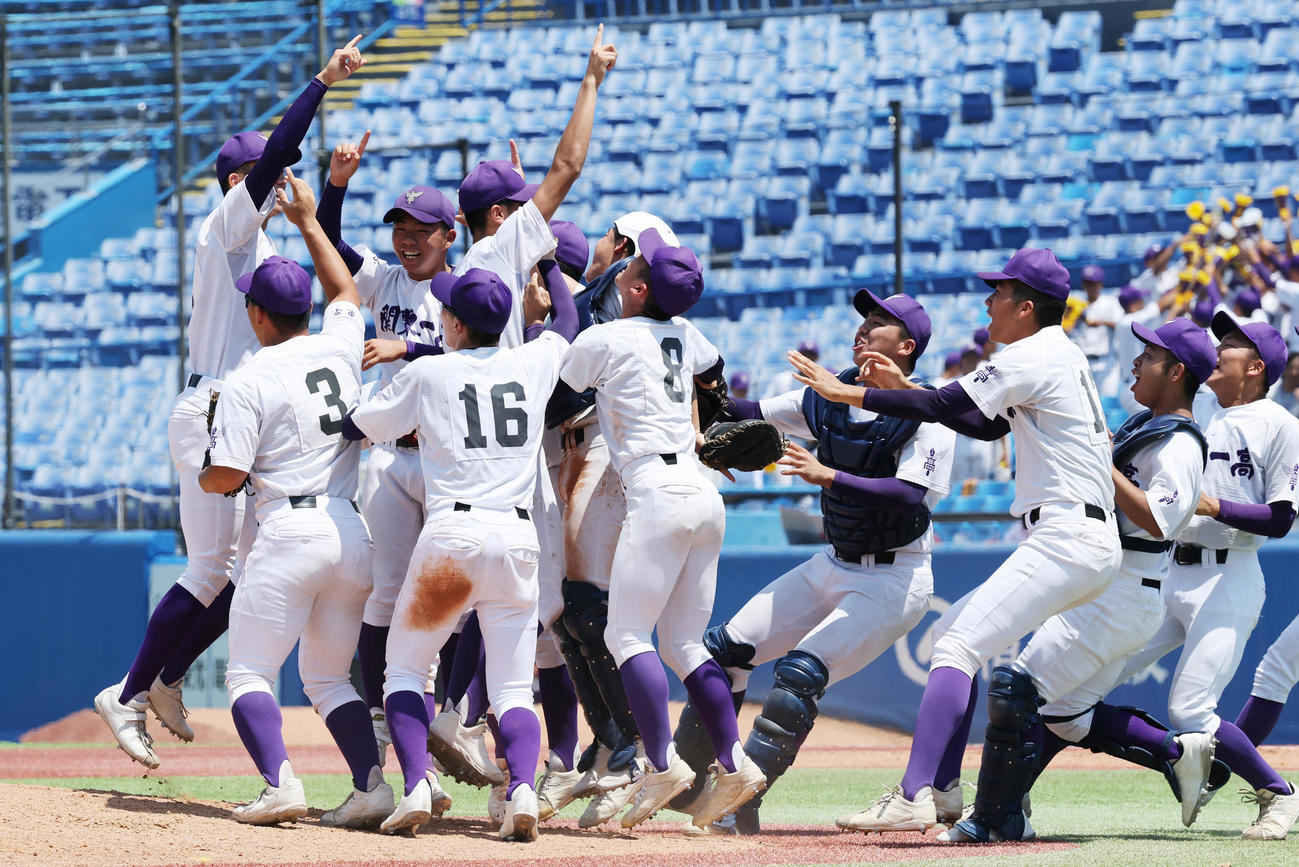 岩倉対関東第一　優勝し喜ぶ関東第一の選手たち（撮影・野上伸悟）