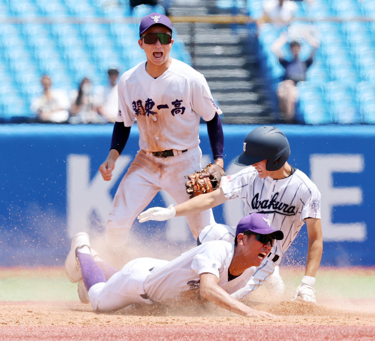 岩倉対関東第一　5回表岩倉2死満塁、内田の遊ゴロを処理し、二塁にタッチする越後（左）（撮影・野上伸悟）