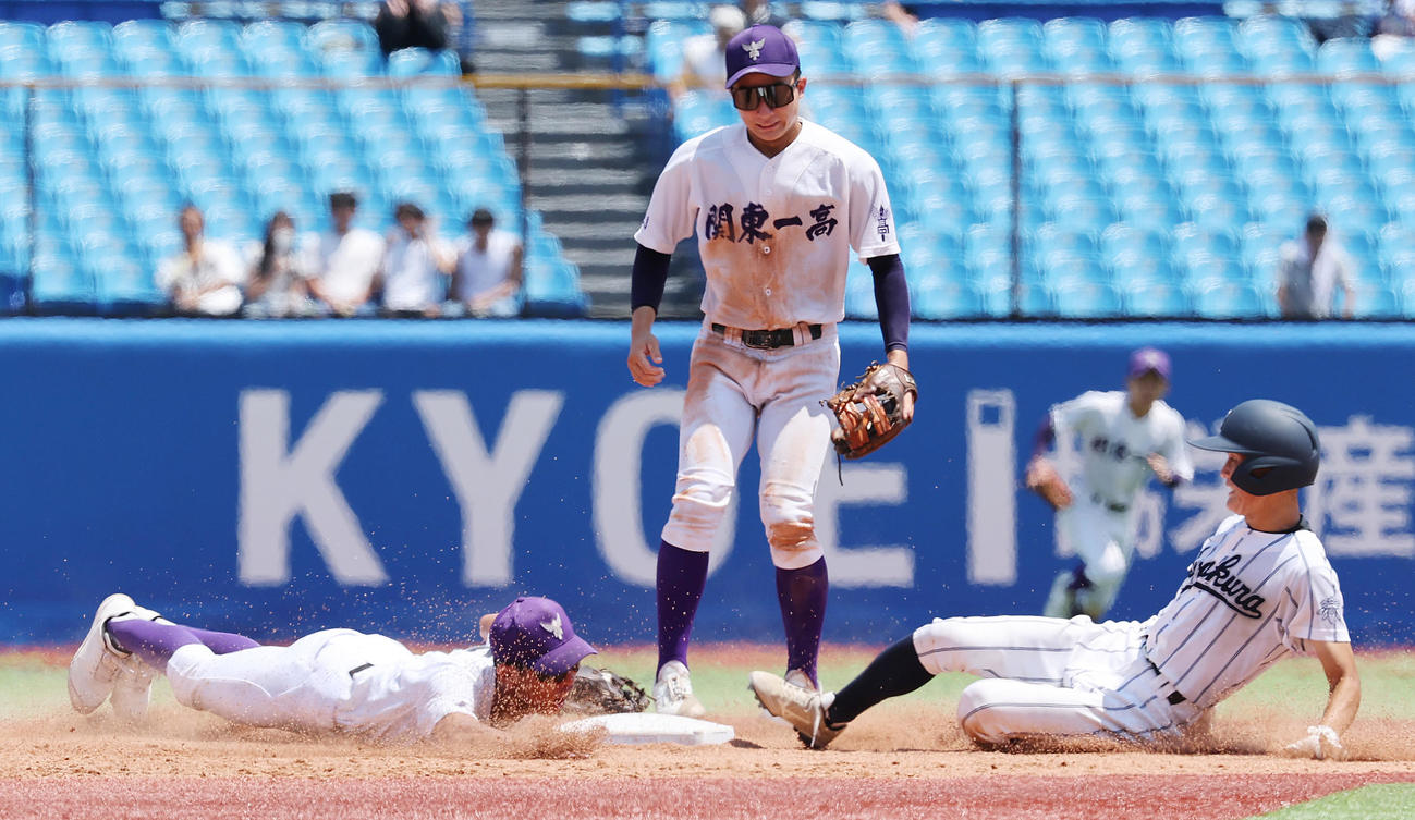 岩倉対関東第一　5回表岩倉2死満塁、内田の遊ゴロを処理し、二塁にタッチする越後（左）（撮影・野上伸悟）