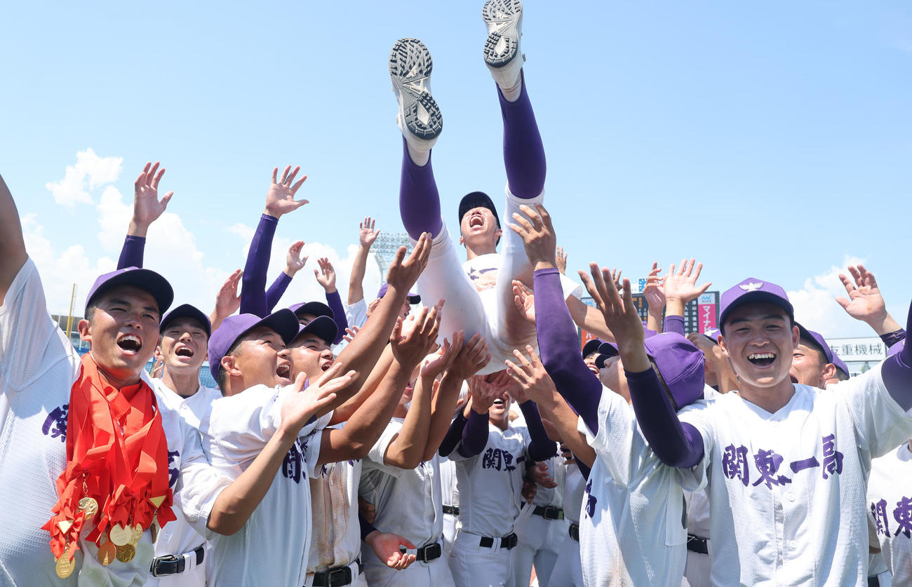 岩倉対関東第一　優勝し胴上げされる関東第一・越後主将（撮影・野上伸悟）