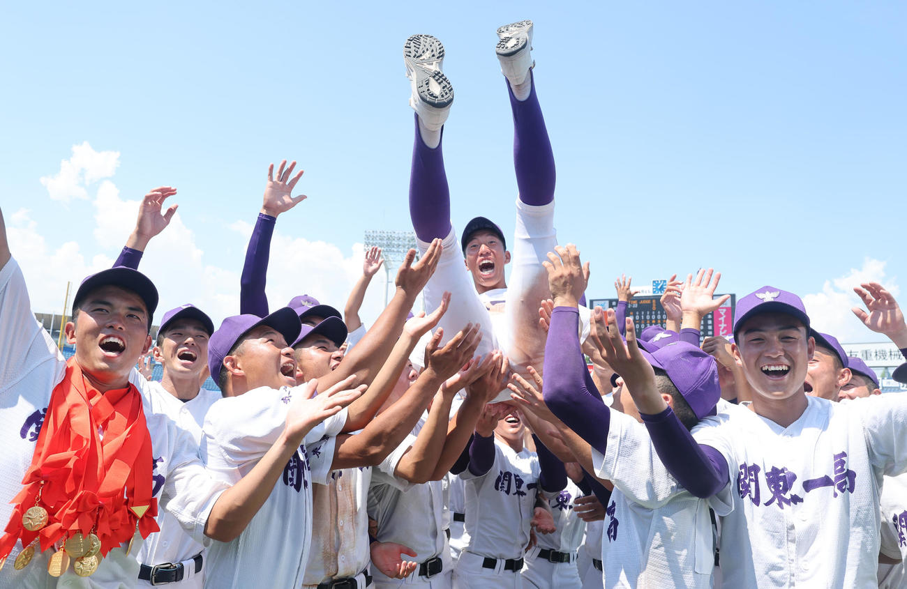 岩倉対関東第一　優勝し胴上げされる関東第一・越後主将（撮影・野上伸悟）