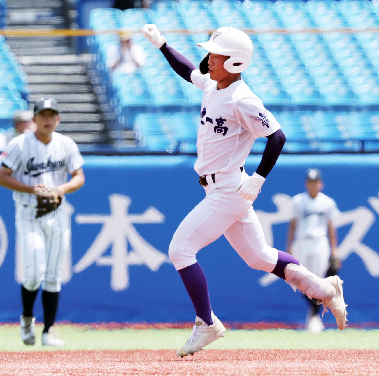 岩倉対関東第一　4回裏関東第一無死、右越え本塁打を放ち喜ぶ坂本（撮影・野上伸悟）