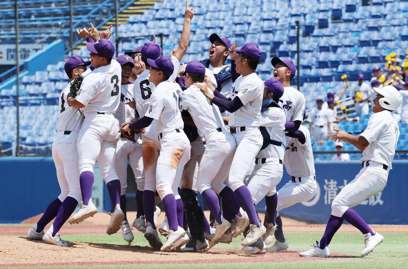 岩倉対関東第一　優勝し喜ぶ関東第一の選手たち（撮影・野上伸悟）