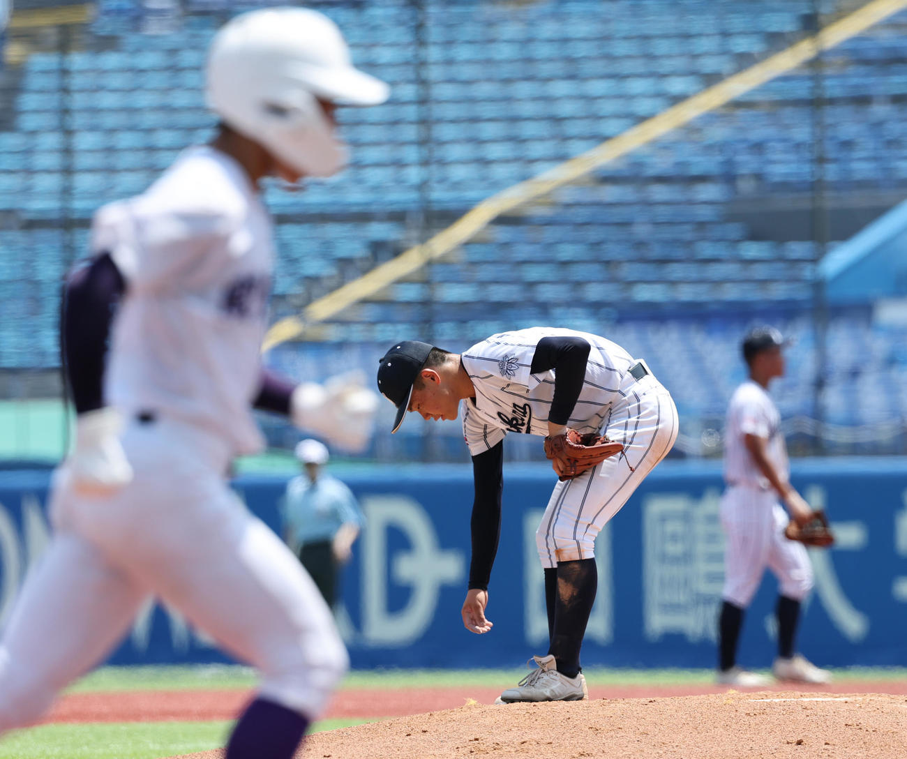 岩倉対関東第一　4回裏関東第一無死、坂本に右越え本塁打を許す上原（撮影・野上伸悟）