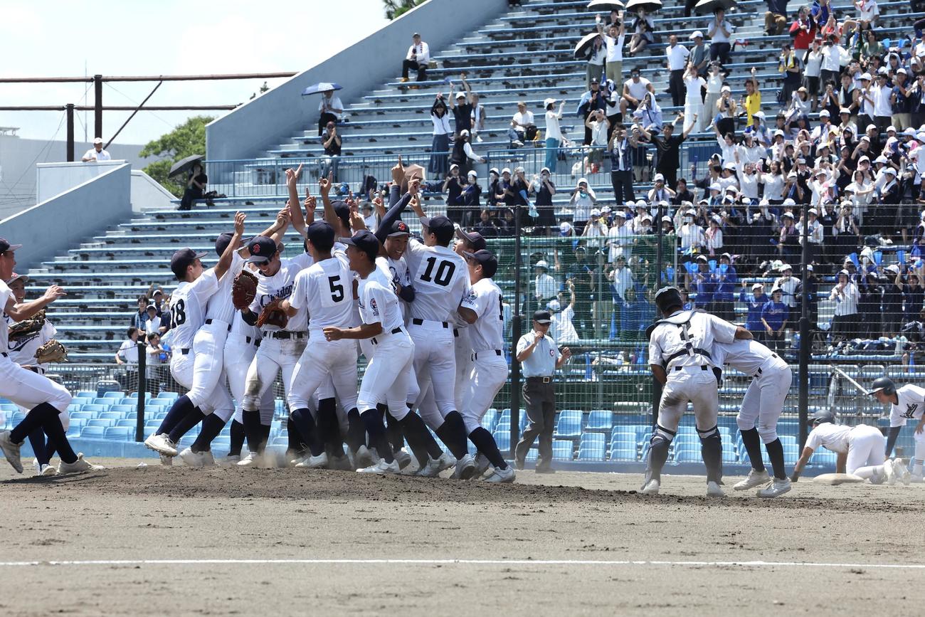 高校野球静岡大会　決勝　聖隷クリストファー対静岡　初優勝を決め歓喜する聖隷クリストファーの選手たち（撮影・宮地輝）
