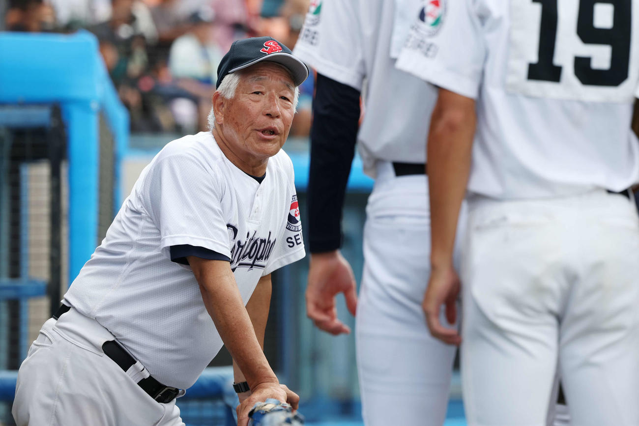 聖隷クリストファー対静岡　試合前、選手たちに声をかける聖隷クリストファー・上村監督（撮影・宮地輝）
