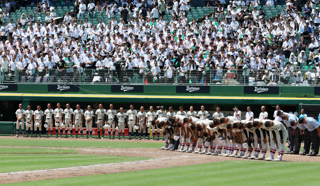東洋大姫路対報徳学園　東洋大姫路に敗れ整列する報徳学園ナイン（撮影・加藤哉）