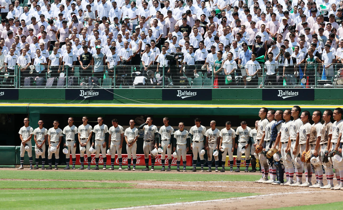 東洋大姫路対報徳学園　整列する準決勝の報徳学園ナイン（撮影・加藤哉）