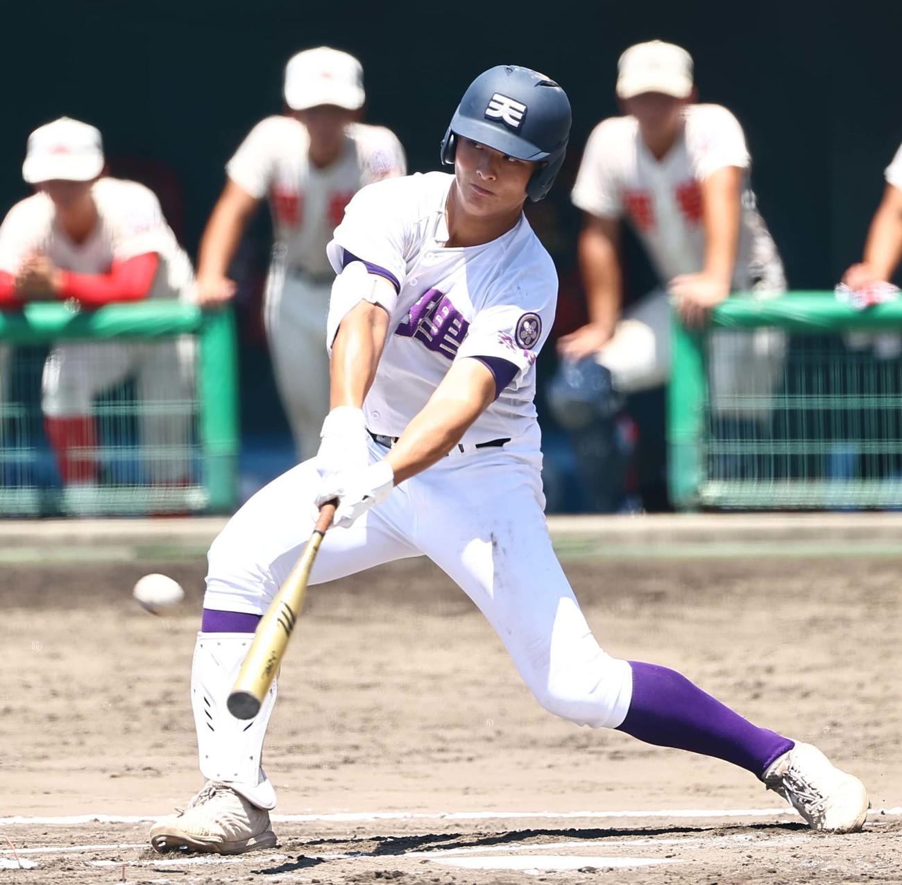 天理対智弁学園　7回表天理無死、冨田は右飛に倒れる（撮影・上田博志）