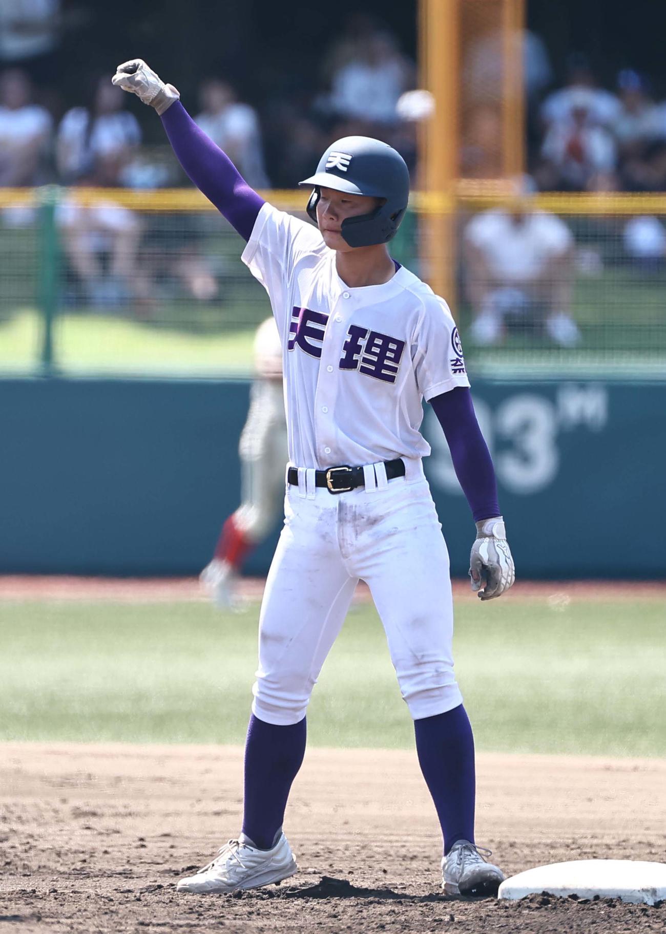 天理対智弁学園　2回表天理1死、安打を放つ吉田（撮影・上田博志）