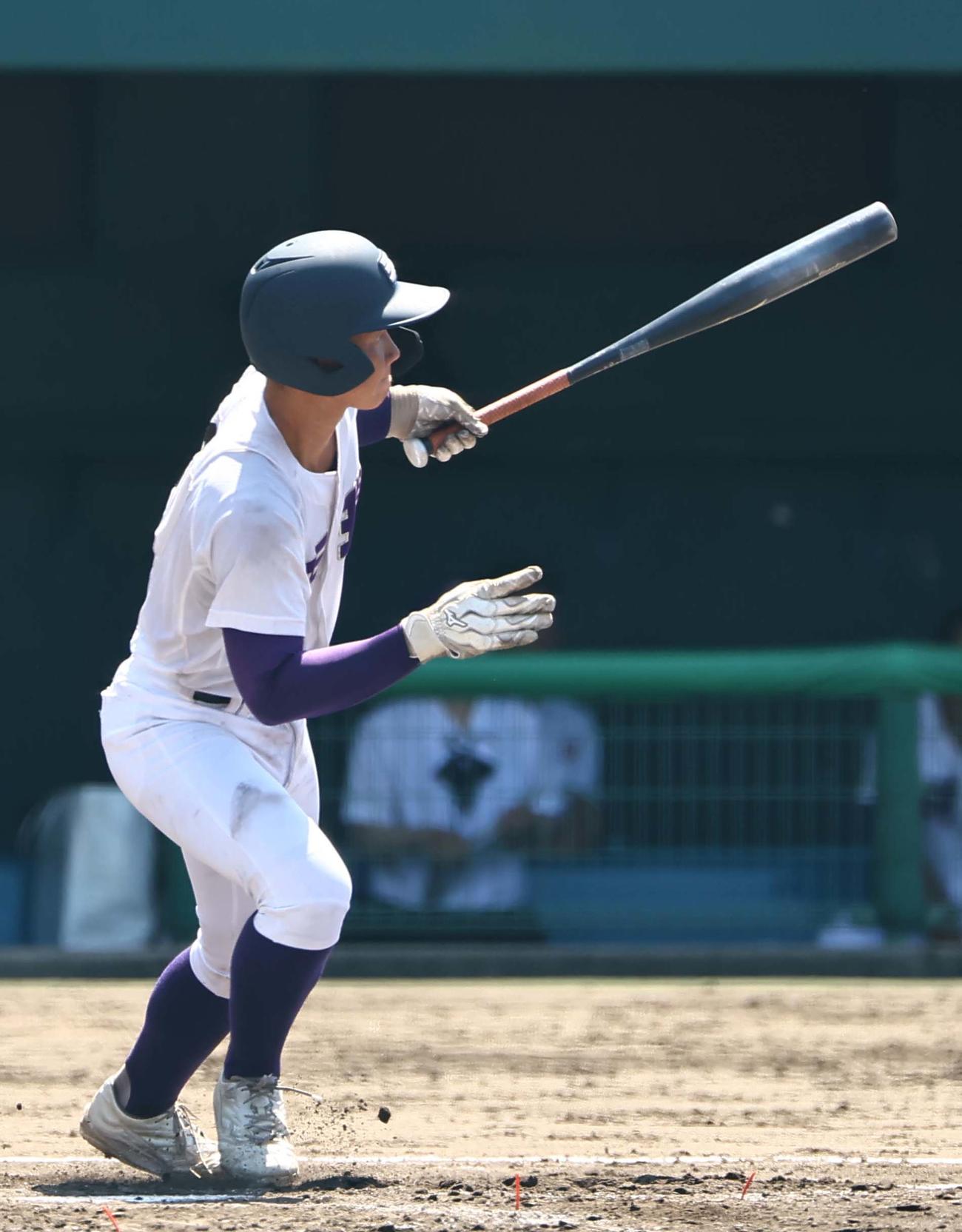 天理対智弁学園　2回表天理1死一塁、二塁打を放つ石井（撮影・上田博志）