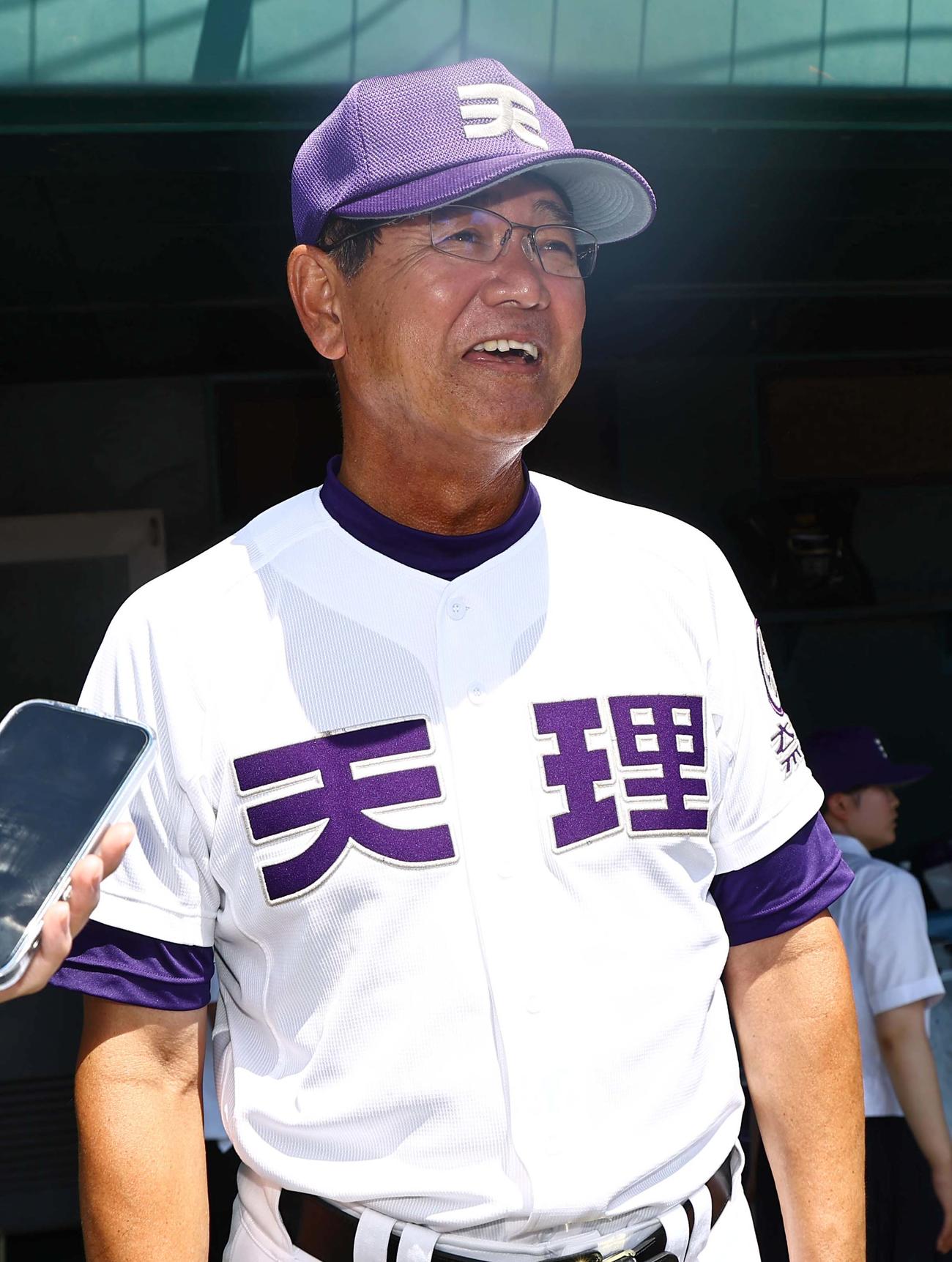 天理対智弁学園　優勝を決め笑顔を見せる藤原監督（撮影・上田博志）