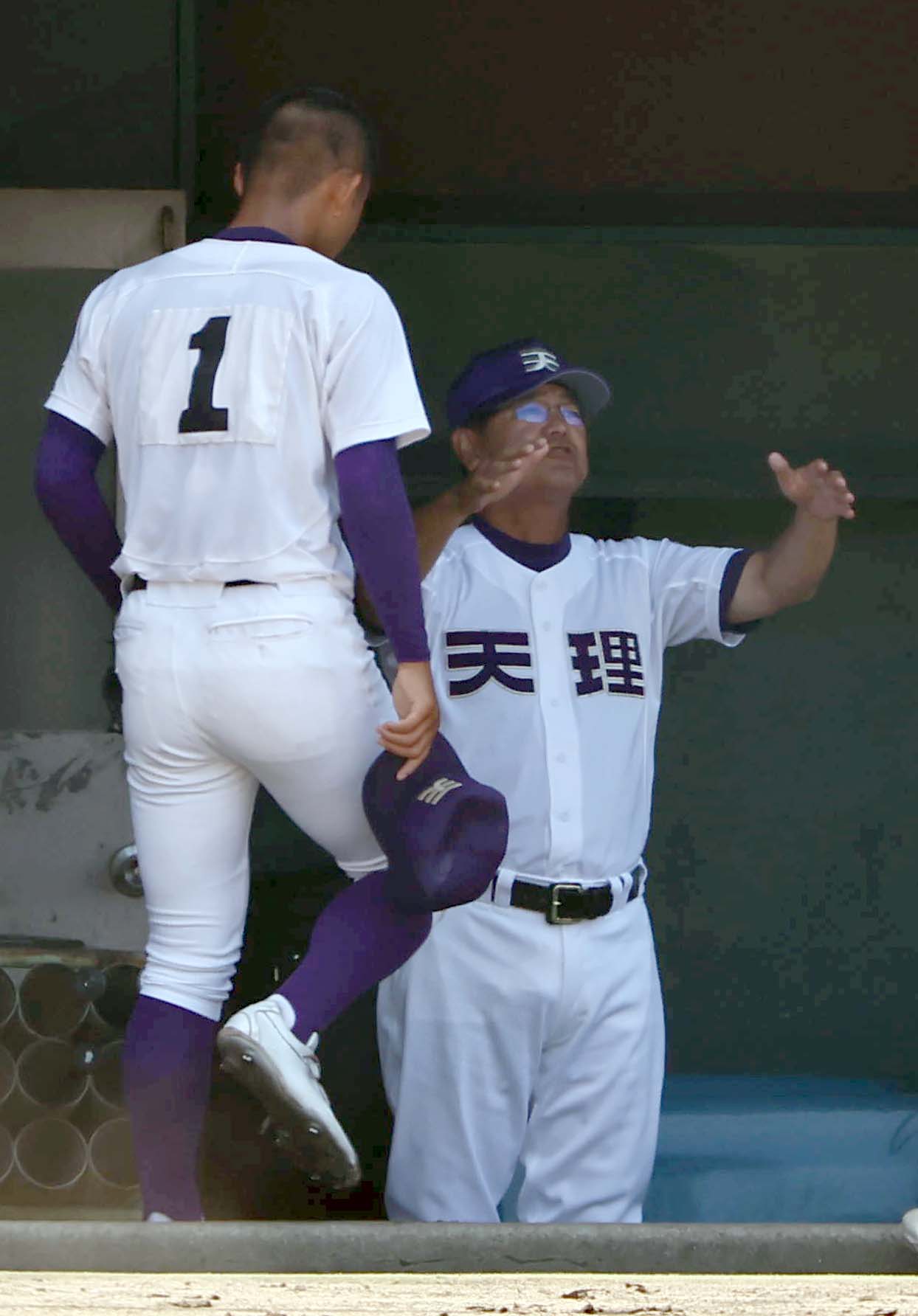 天理対智弁学園　天理エース松村（左）らに声を掛ける藤原監督（撮影・上田博志）