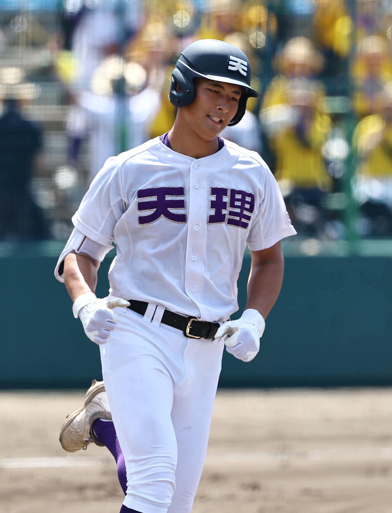 天理対智弁学園　1回表天理無死、冨田は四球を選ぶ（撮影・上田博志）